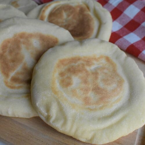 No-oven Pitta Bread served in a wooden plate