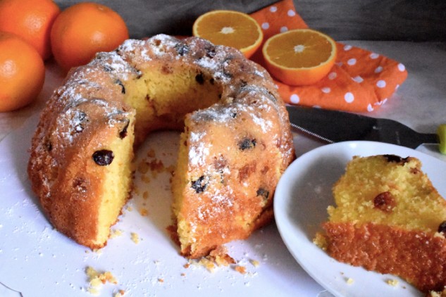 Orange raisin cake