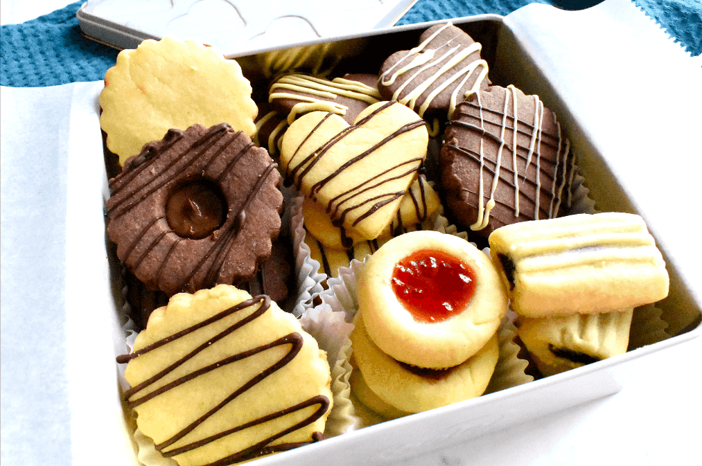 10-minute eggless tea cookies collections serving in a cookies box